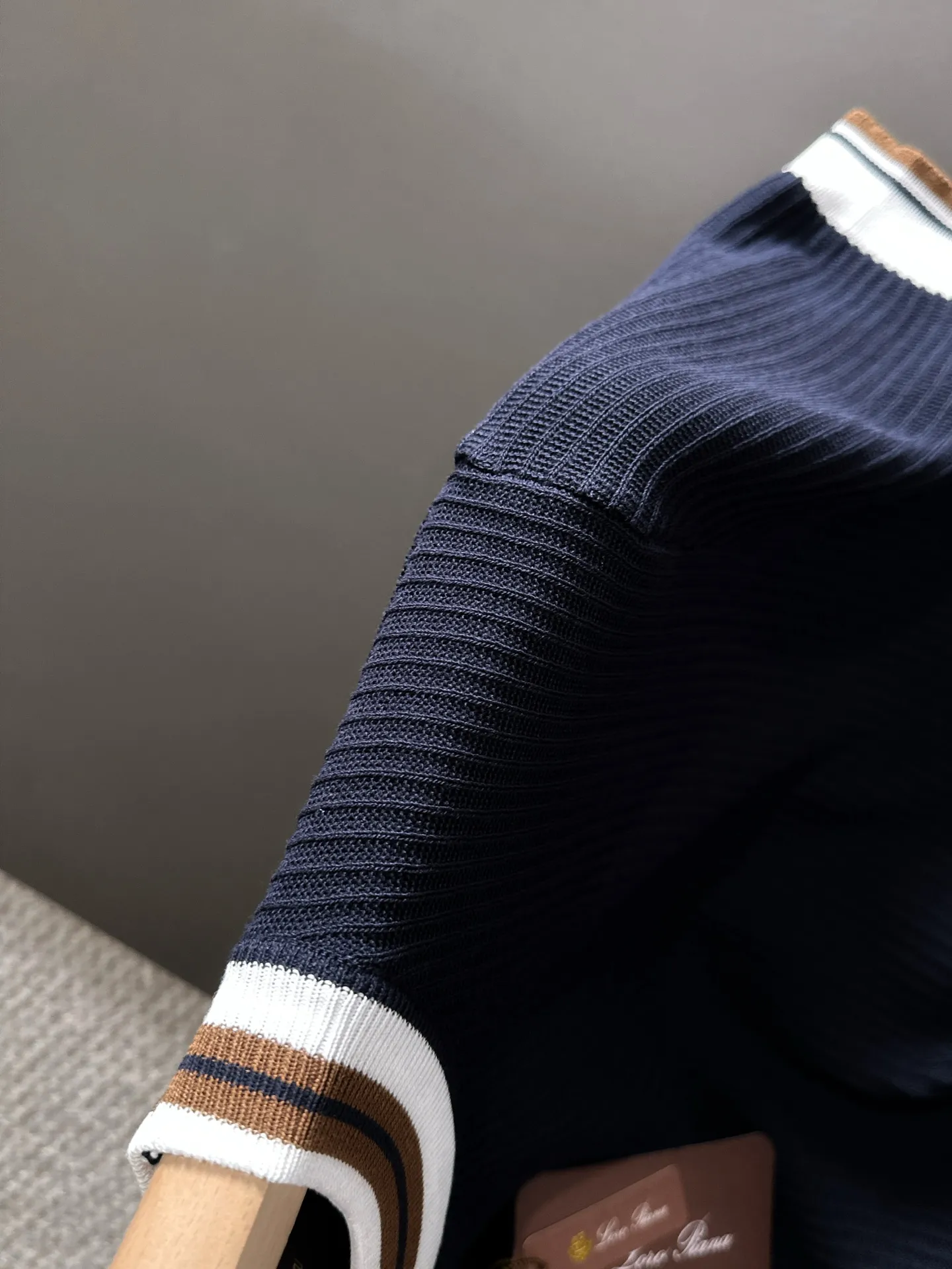 Next day shipment LP high quality Loro Piana 26ss New Arrival men's short-sleeved T-shirt Made of combed cotton yarn knitted cotton fabric, no pressure when entering and exiting the counter Exclusive control of raw materials It feels substantial when weighed, and the upper body is more textured than ordinary T-shirts. This texture can cope with the weather easily and is suitable for both hot and cold! Loose fit design, looks noble. The only correct version is available Size: M to XXXL